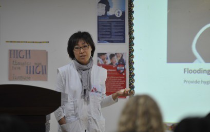 Local Doctors Without Borders Volunteer Shares Experiences with Students 在青岛生活的无国界医生与学生交流