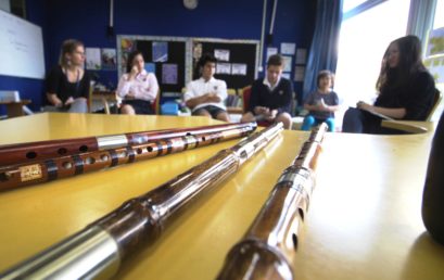 Students Cross Bridges; With a Rhythm | 学生们通过节奏增进了解