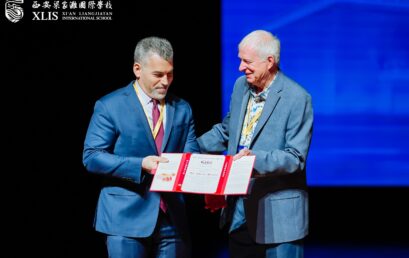 Dr. Vicari Wins ACAMIS Award/Vicari博士荣获大奖/비카리 교장, ACAMIS 어워드 수상