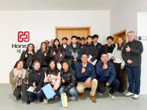 Qingdao Amerasia International School recently organized an on-site industry visit for students to Qingdao Honrock Rail Transit Equipment Co., Ltd. (Honrock). Through real-world learning experiences aligned with the IB Middle Years Programme (MYP) and the IB Diploma Programme (DP), the school emphasizes experiential learning and the integration of theory and practice—key principles of the IB education framework.